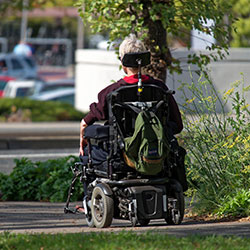 niño con silla de ruedas